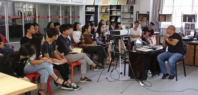余工在星艺班上与学生们互动