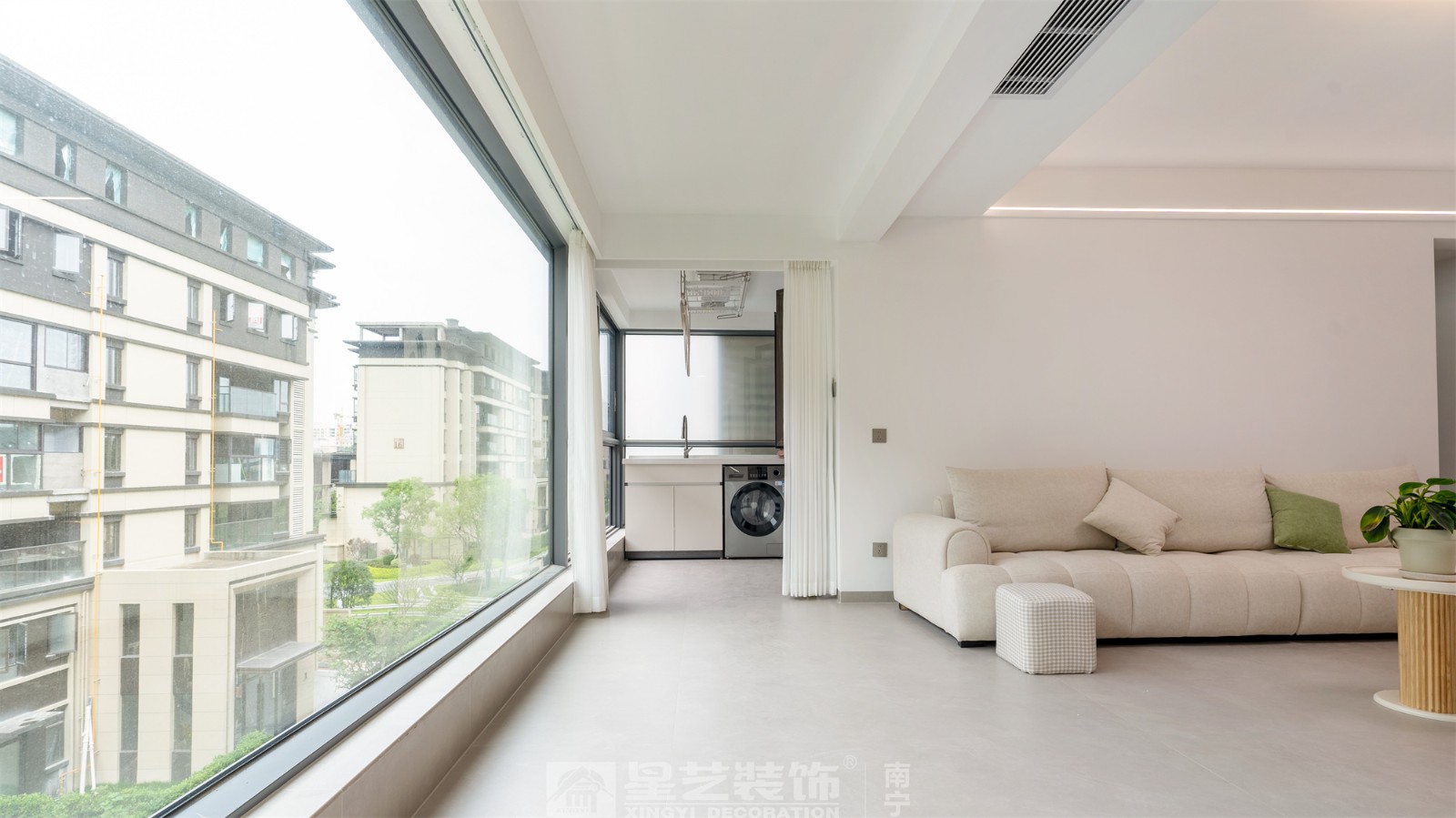 联发臻境136平现代简约阳台实景