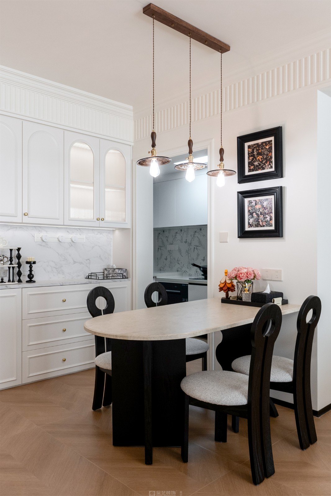 东方尊府118平中古风餐厅装修完工实景图