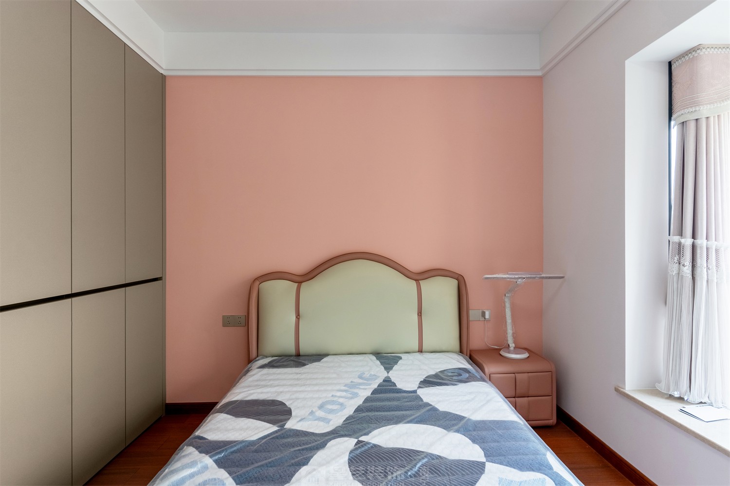 东方皇城260平简约中式卧室完工装修实景图