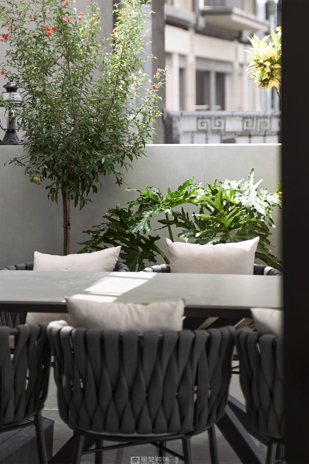 建发五象印月300平现代轻奢阳台装修效果图