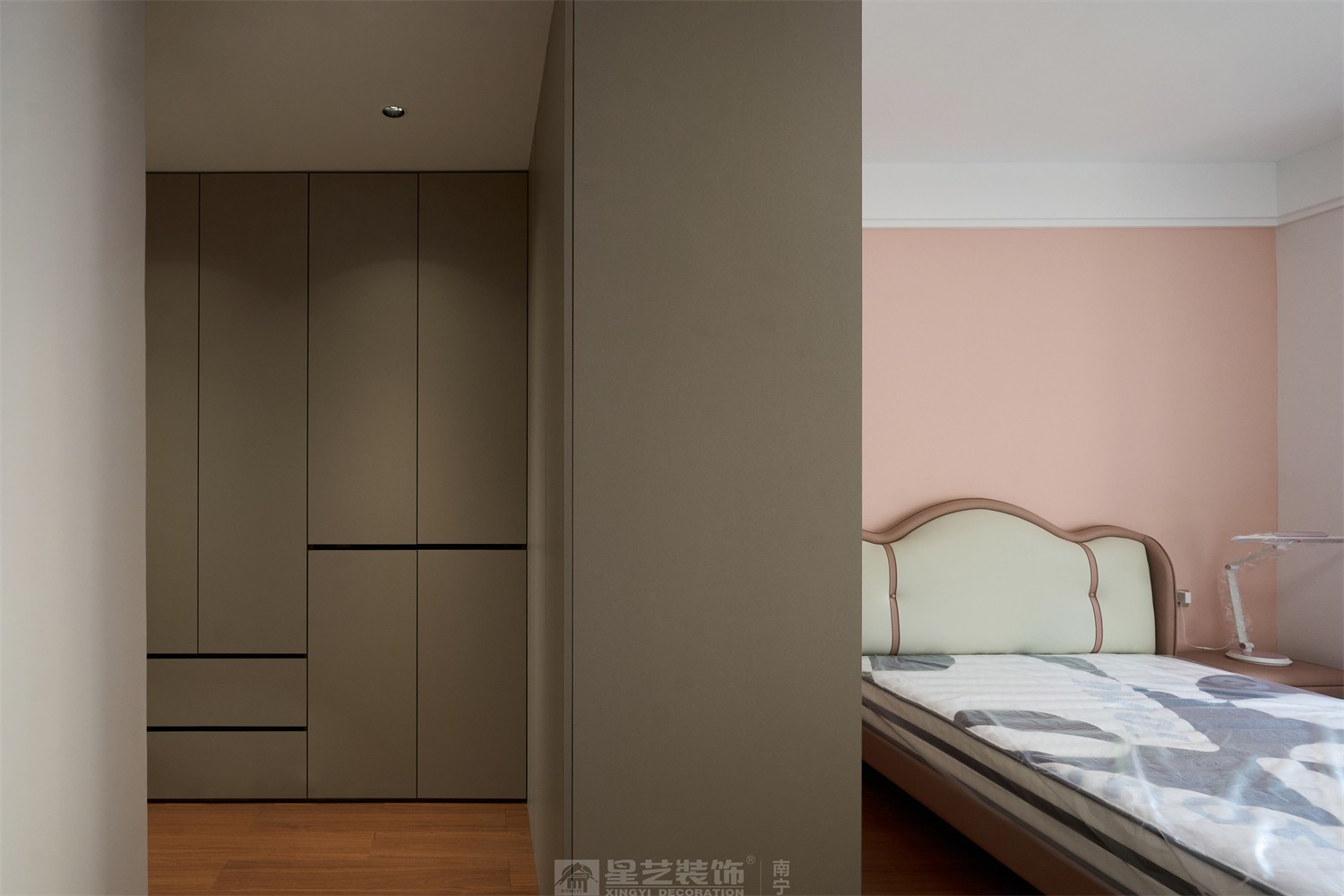 东方皇城260平简约中式卧室完工装修实景图