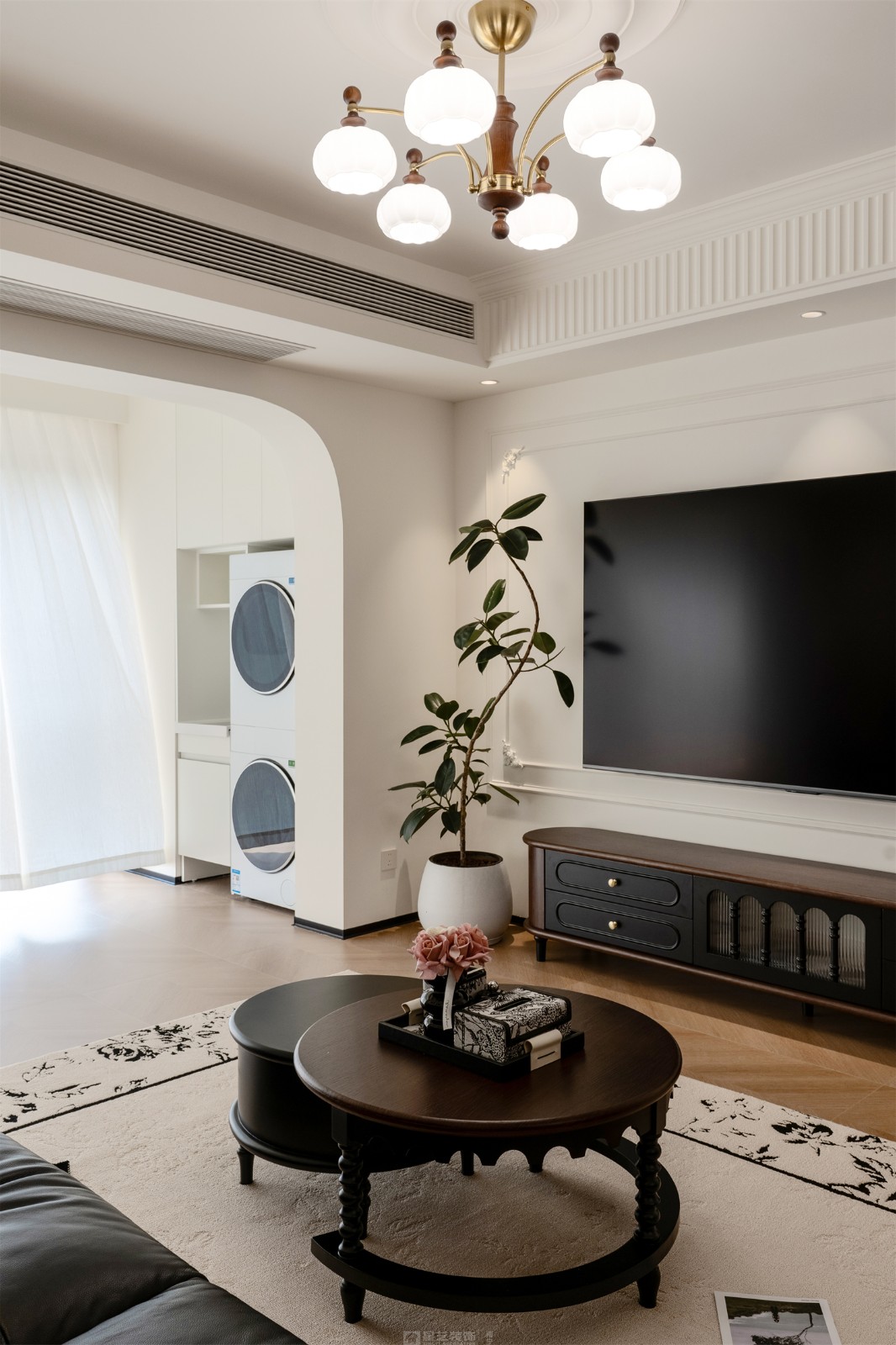 东方尊府118平中古风客厅装修完工实景图