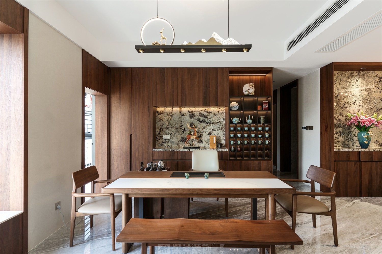 东方皇城260平简约中式阳台完工装修实景图