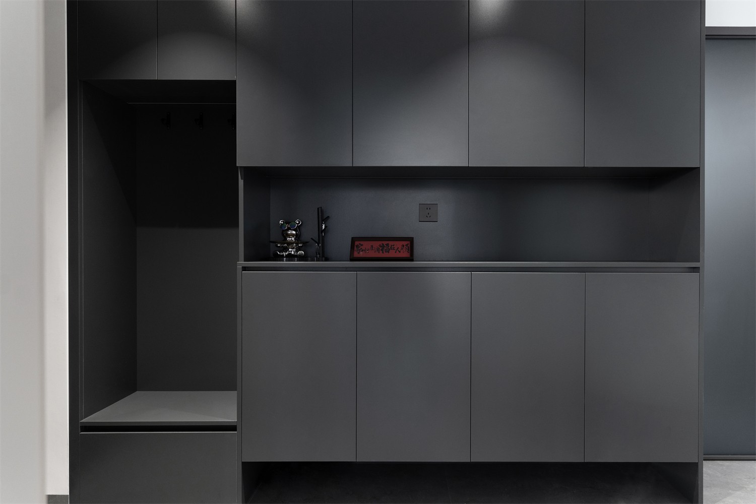 锦云湖光118平现代简约入户装修实景图